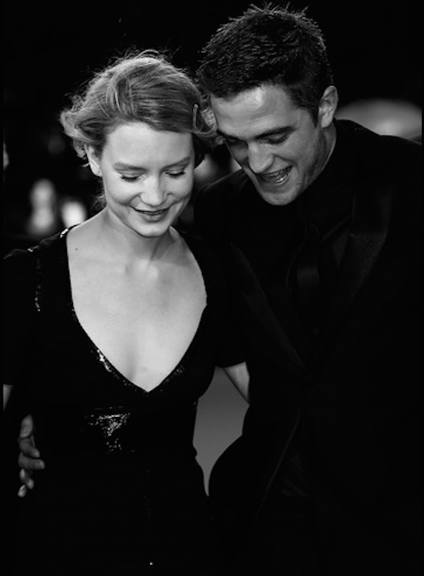 19_24-mia-wasikowska-and-robert-pattinson-by-valerie-hache-afp.png (221.24 Kb)