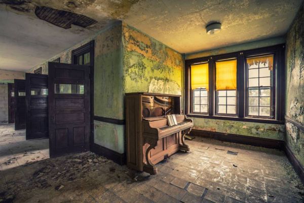 3170_striking-pictures-of-abandoned-asylums-in-the-u_s_-5-900x600.jpg (.37 Kb)
