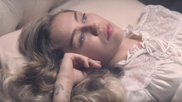 9181_1280_miley_cyrus_younger_now_music_video.jpg (27.26 Kb)