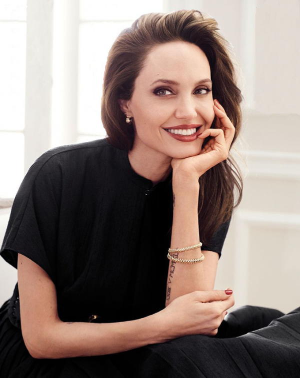 angelina-jolie-elle-uk-02-03.png (504.26 Kb)