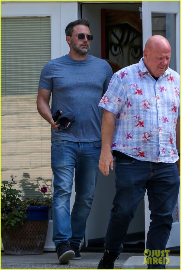 ben-affleck-leaves-rehab-to-get-a-haircut-01.jpg (85.95 Kb)