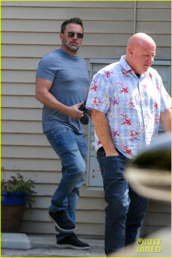 ben-affleck-leaves-rehab-to-get-a-haircut-02.jpg (73.31 Kb)