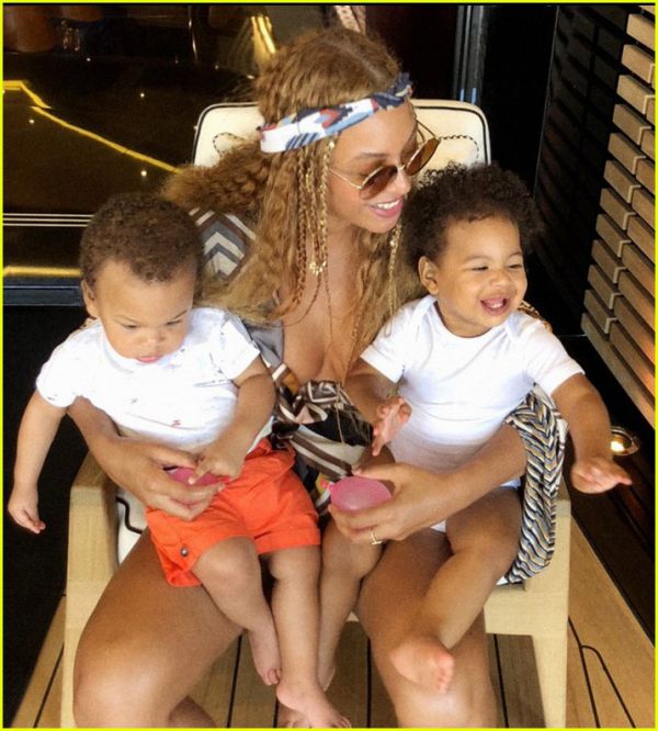 beyonce-jay-z-vacation-twins-photos-01.jpg (73.89 Kb)