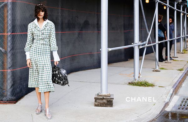 chanel-spring-summer-2016-ready-to-wear-campaign-03-2.jpg (47.28 Kb)