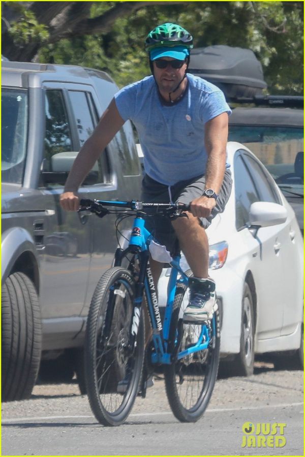 chris-martin-goes-for-bike-ride-around-malibu-02.jpg (88.18 Kb)