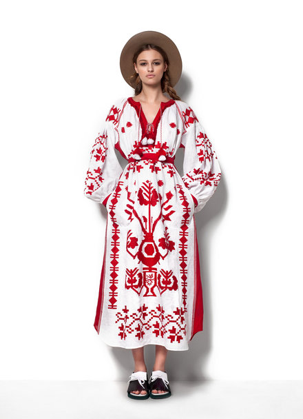 holding-ukrainian-dress.jpg (47.07 Kb)