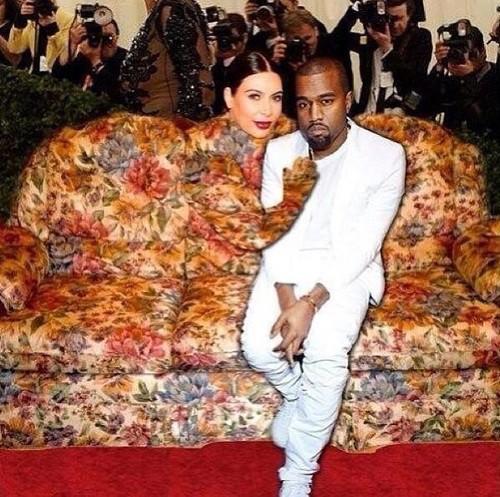 kim-kardashian-met-gala-dress-sitting-on-couch.jpg (60.37 Kb)