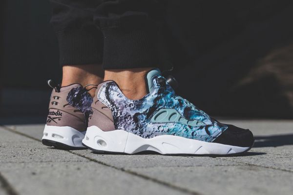 krossovki-reebok-instapump-fury-road-moon-landing-01.jpg (28.73 Kb)