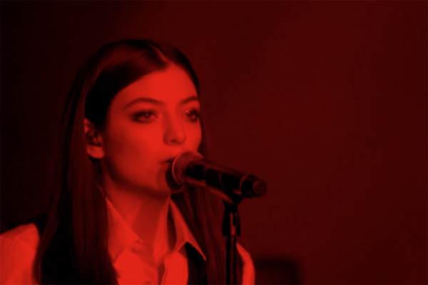 lorde-david-bowie-tribute-life-on-mars-brit-awards-2016-640x427.png (166.12 Kb)