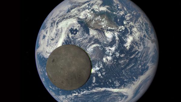 moon-passing-over-earth.jpg (32.16 Kb)