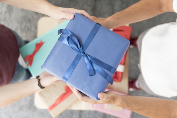 overhead-view-male-friend-s-holding-blue-wrapped-gift-box-with-tied-ribbon_23-2147882932.jpg (26.55 Kb)