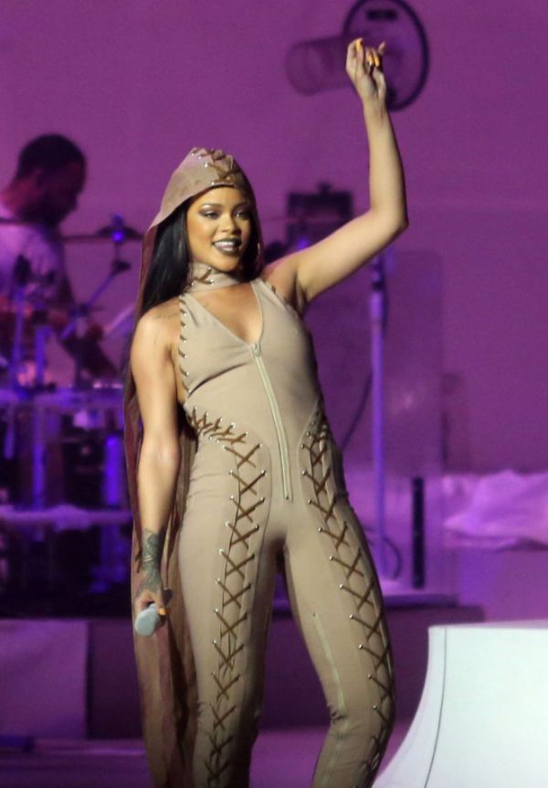 rihanna-performs-in-vancouver-21-662x951.jpg (51.67 Kb)