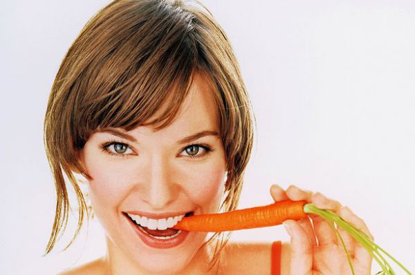 young-woman-biting-carrot-smiling.jpg (35.4 Kb)