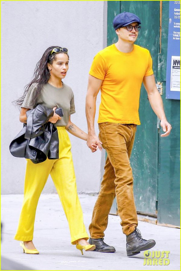 zoe-kravitz-karl-glusman-match-in-yellow-01.jpg (84.03 Kb)