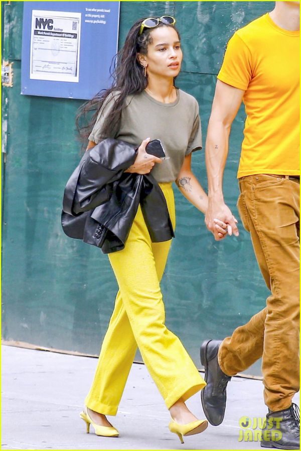 zoe-kravitz-karl-glusman-match-in-yellow-03.jpg (91.6 Kb)