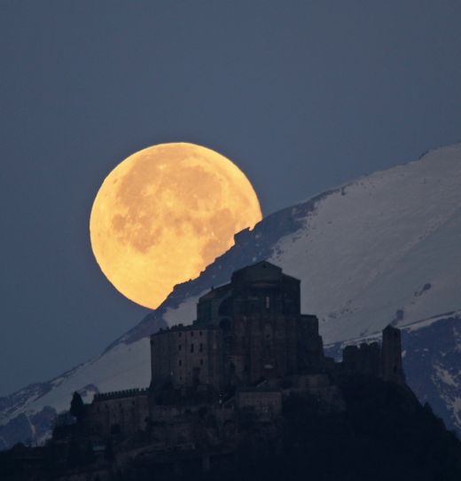 full-moon-setting-and-sacra-san-michele.jpg (18.75 Kb)