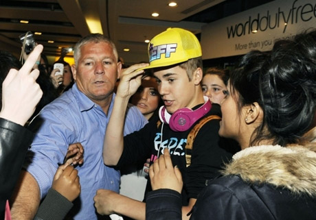 justin-bieber-heathrow-04232012-04-580x435.jpg (73. Kb)