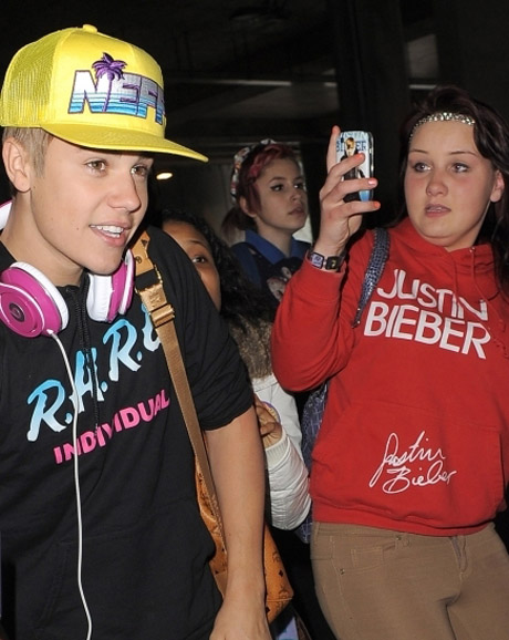 justin-bieber-heathrow-04232012-30-435x580.jpg (96.14 Kb)