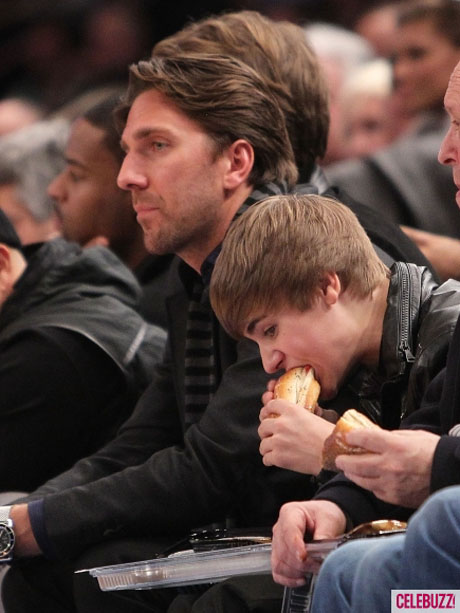 justin-bieber-hot-dog-eating-celebs-getty-435x580.jpg (74.4 Kb)