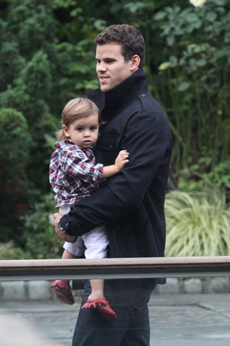 kardashianfamilykourtneykhloekrishumphries5jgirwd8pvcl.jpg (236.66 Kb)