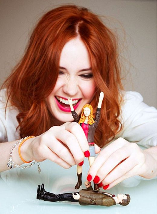 karen-gillan-with-her-action-figure.jpeg (53.33 Kb)