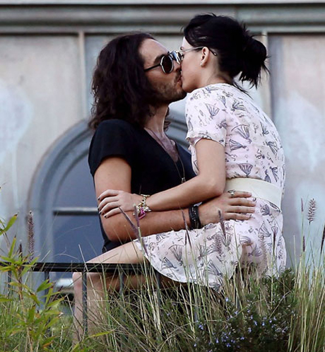 katy-perry-russell-brand-kissing.jpg (214.11 Kb)