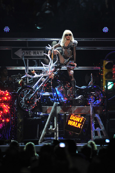 ladygagaz100jingleball2011presentedn5lgzjpx9rql.jpg (263. Kb)