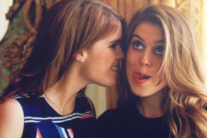 Принцеси Беатріс і Євгенія покинули Велику Британію на тлі скандалу з їхнім батьком