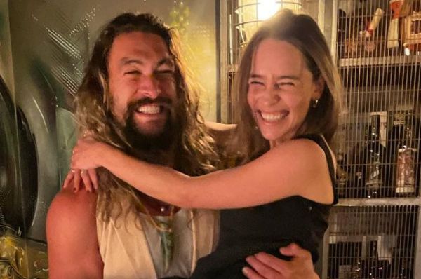 1883_dzheison_momoa_i_emiliya_klark.jpg (44.65 Kb)