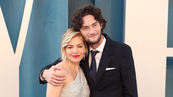 3822_sienna_miller_i_oli_grin.jpg (24.94 Kb)