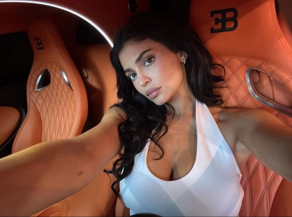 4253_kaili_dzhenner2.jpg (36. Kb)