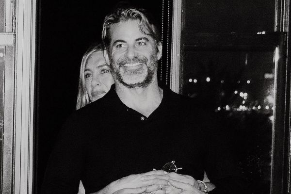 06_dzhennifer_eniston_i_dzhim_kertis.jpg (37.35 Kb)