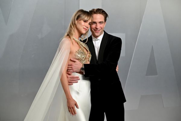 7654_robert_pattinson_i_syuki_voterhaus2.jpg (21.59 Kb)
