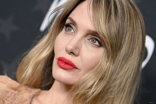 8212_andzhelina_dzholi1.jpg (38.54 Kb)