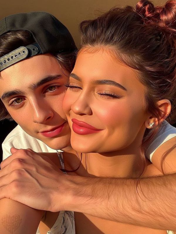 8971_kaili_dzhenner_i_timoti_shalame1.jpg (82.29 Kb)