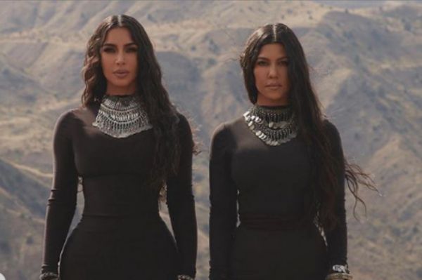 9099_kim_kardashyan_i_kortni_kardashyan.jpg (25.77 Kb)