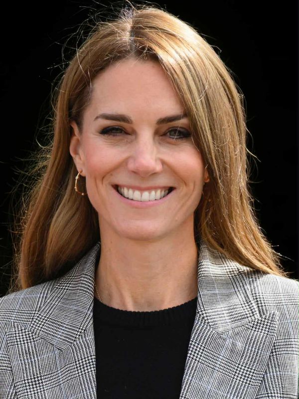 9698_keit_middlton_usmihaetsya.jpg (102.53 Kb)