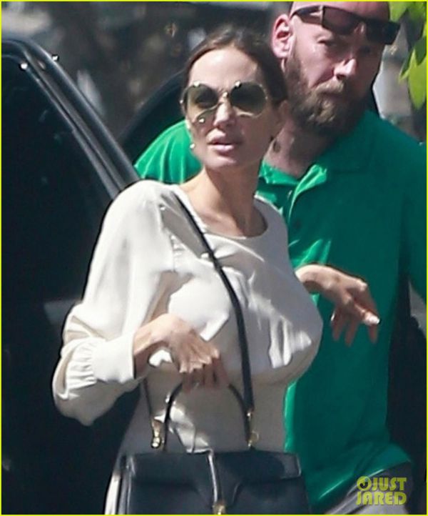 angelina-jolie-spends-her-sunday-with-son-pax-04.jpg (53.7 Kb)