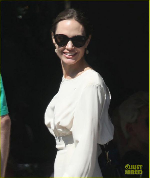 angelina-jolie-spends-her-sunday-with-son-pax-06.jpg (32.7 Kb)