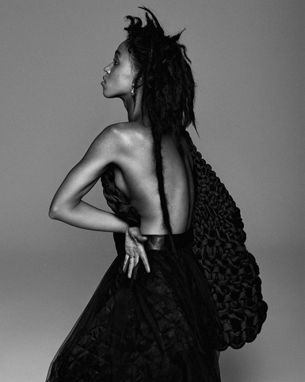 fka-twigs-paper-magazine-october-2015-cover-photoshoot03.jpg (47.52 Kb)