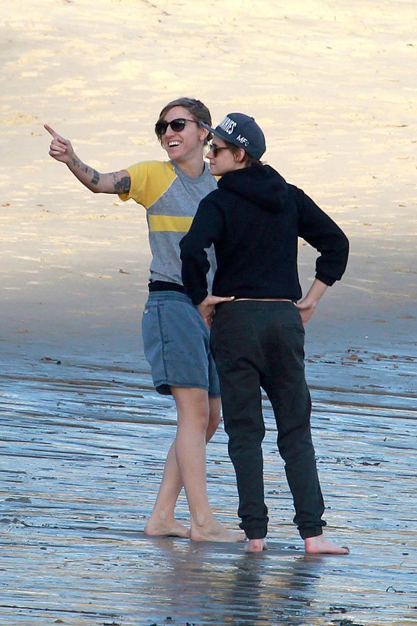 kristen-stewart-girlfriend-romantic-beach-day-03.jpg (113.93 Kb)