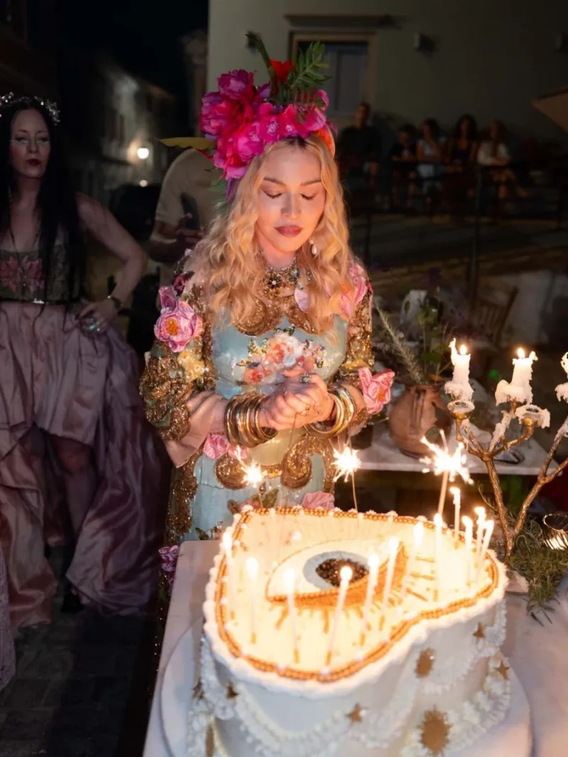 madonna3_62e68bcb.webp (68.47 Kb)