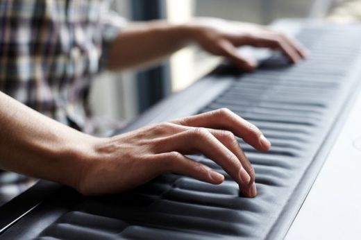 roli_seaboard_grand_handsplaying_large_verge_medium_landscape.jpg (23.53 Kb)