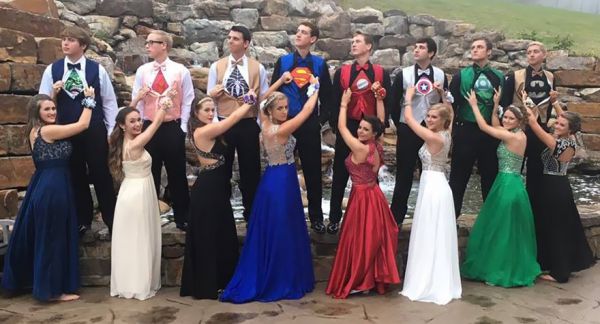 superhero-prom-outfits-students-arkansas-4.jpg (45.85 Kb)